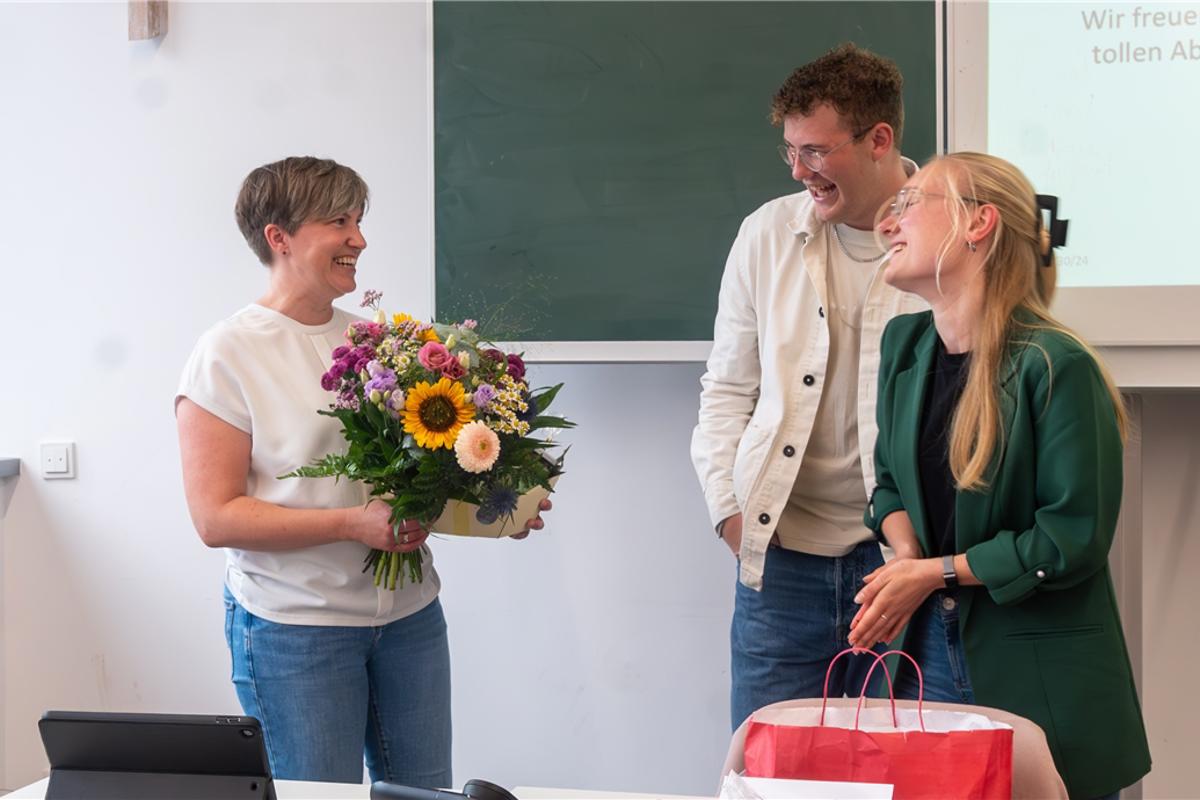 Marion Reckenfelderbäumer (l.) hörte nach elf Jahren als Vorsitzende des Vereins ehemaliger Arnoldianer auf, ihr Nachfolger Malte Evers und Kassiererin Madeleine Arndt dankten ihr für ihren Einsatz. | Foto: Harald Lohmann